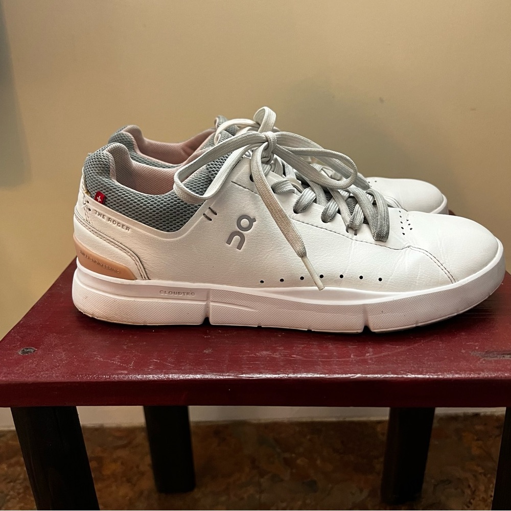 On Running Women’s Roger Advantage Sneakers Size 9